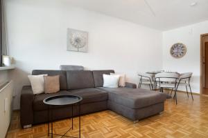 sala de estar con sofá y mesa en Ferienwohnung am Bodensee en Bregenz
