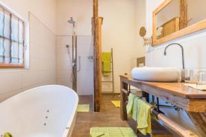 łazienka z wanną i umywalką w obiekcie Ferienwohnung Stub´n w mieście Freyung