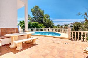 Kolam renang di atau dekat dengan Crystal