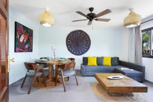 een woonkamer met een tafel en een blauwe bank bij Casa Desierto Azul in Corralejo