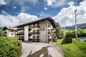 a building on a road in front of a parking lot at Appartement en residence in Morzine