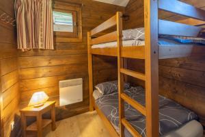 a bunk bed room with two bunk beds in a cabin at Demi Chalet 6 pers - Immoclean in Samoëns