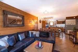 Refuge de l' Alpage في موريو: غرفة معيشة مع أريكة وطاولة