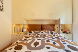 1 dormitorio con 1 cama grande y armarios blancos en Bella Vista Castelsardo, en Castelsardo