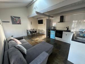 uma sala de estar com um sofá e uma cozinha em Dwylig Isa Holiday Cottages em Rhuddlan