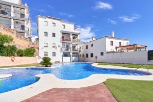 una piscina en medio de un edificio en Casa Lucía Frigiliana, en Frigiliana