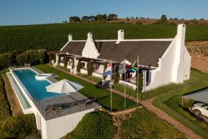 z góry widok na dom z basenem w obiekcie Aaldering Luxury Lodges w mieście Stellenbosch
