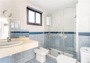 ein Badezimmer mit Toilette, Waschbecken und Dusche in der Unterkunft Kitesurf HQ - 3 Bed Luxury Townhouse with Ocean Views in Corralejo