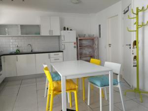 Kuchyň nebo kuchyňský kout v ubytování Corralejo beach life + 18 fotografií