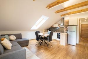 Kuchyň nebo kuchyňský kout v ubytování Forest Breeze Apartments