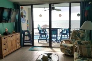 Χώρος καθιστικού στο Oceanfront oasis with beach views & heated pool #34