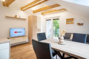 TV a/nebo společenská místnost v ubytování Forest Breeze Apartments