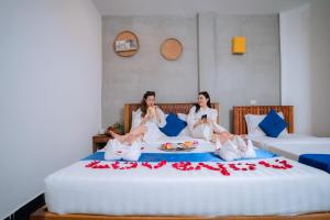 Postel nebo postele na pokoji v ubytování Grand Elevation Hotel