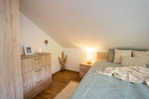 Postel nebo postele na pokoji v ubytování Forest Breeze Apartments