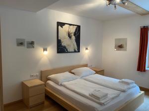Un pat sau paturi într-o cameră la Gasthof Kronburg