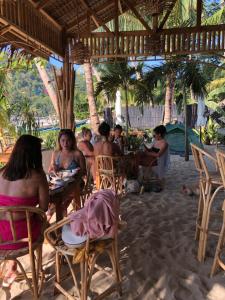 En restaurant eller et andet spisested på Zhaya's Beach & Cottages