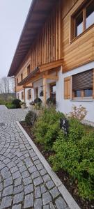 een huis met een stenen loopbrug ervoor bij Ansitz Brenner in Gmund am Tegernsee