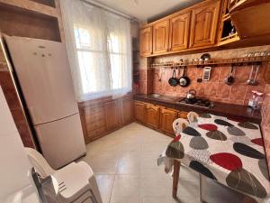 een keuken met een tafel en een koelkast bij Casablanca Beautiful and Tranquil Family Apartment in Casablanca