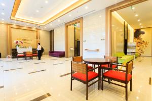 een lobby van een hotel met een tafel en stoelen bij Kandy in Rivergate Luxury Apartment - near Ben Thanh market in Ho Chi Minh-stad