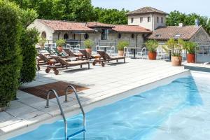 Piscina a Hôtel Cloitre Saint Louis Avignon o a prop