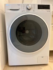 uma máquina de lavar roupa branca sentada numa cozinha em Tilava yksiö 35,5 m2 merenrannalla em Helsinque