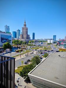 vistas a una ciudad con aparcamiento en Marszałkowska Apartments Studio Central Warsaw en Varsovia