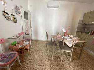 jadalnia ze stołem i krzesłami oraz kuchnia w obiekcie Casa Vacanza Orto dei Preti w mieście Collepardo