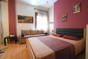 ein Schlafzimmer mit einem großen Bett und einem Sofa in der Unterkunft Studio in the center 2 in Kavala