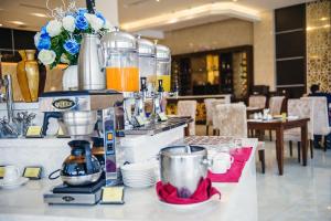 stanowisko w restauracji z ekspresem do kawy w obiekcie Muong Thanh Grand Ha Tinh Hotel w mieście Kỳ Anh