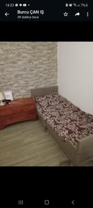 Una cama en una habitación en Kekova Hassan's Pansiyon, en Demre