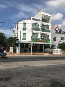 un edificio blanco en la esquina de una calle en Nam Phương Hotel Sa Đéc, en Sa Ðéc