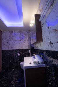 塞薩羅尼基的住宿－Thessaloniki Luxe Suite, Achilles' Private Getaway，一间带水槽和白色卫生间的浴室