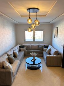 拜尔坎Luxe appartement Berkane的带沙发和桌子的客厅
