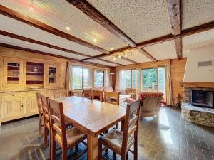 a dining room with a wooden table and chairs at Pâquerette 1er in Verbier +7 photos