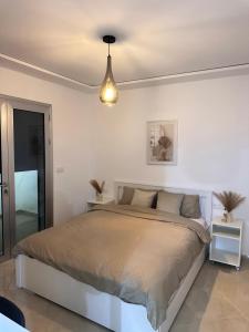 拜尔坎Luxe appartement Berkane的白色卧室配有床和灯 更多37张照片