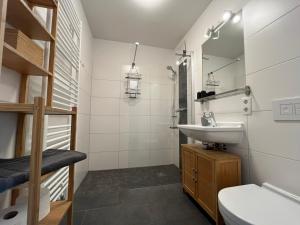 uma casa de banho branca com um lavatório e um WC em Wohnperle*Am Postplatz*Zentrum em Dresden