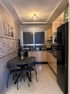 Luxe appartement Berkane的厨房或小厨房