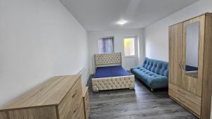 un soggiorno con divano e divano blu di Double Bedroom with private bathroom and shared kitchen a Oldbury