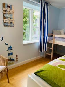 un dormitorio con una cama y una ventana en Casa Cinzia Sara, en Eckernförde 13 fotos más