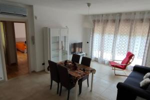 Una sala de estar con mesa de comedor y sillas. en Alle porte di Siena, en Rosia