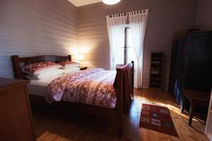Un dormitorio con una cama y una ventana en Blue Mountains Bliss Cottages Katoomba - Rosebud, en Katoomba