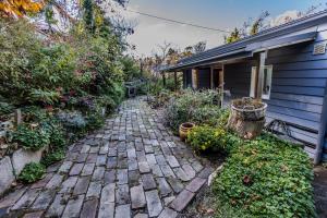 Una pasarela de ladrillo junto a una casa con flores en Blue Mountains Bliss Cottages Katoomba - Rosebud, en Katoomba 16 fotos más