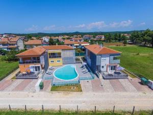 una vista aérea de una casa con piscina en Funtana One-Bedroom Apartment 1, en Funtana