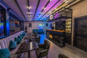 Lounge o bar area sa Euronova Hotels & Suites