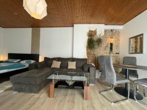 ein Wohnzimmer mit einem Sofa und einem Tisch in der Unterkunft Paradiesisch Wohnen Wiesbaden in Wiesbaden