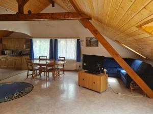 韋爾申羅爾的住宿－Dachwohnung in Welschenrohr，客厅配有蓝色的沙发和桌子