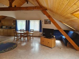 Χώρος καθιστικού στο Dachwohnung in Welschenrohr +26 φωτογραφίες