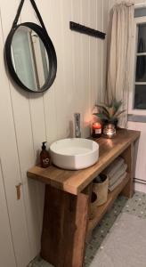 y baño con lavabo blanco y espejo. en Cozy family friendly cabin at beautiful location!, en Geilo