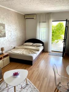 En eller flere senge i et værelse på Apartments Marina