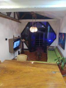 - un salon avec une table en bois et une télévision dans l'établissement Apto Tipo Cabaña Cerca aeropuerto (PEI), à Pereira